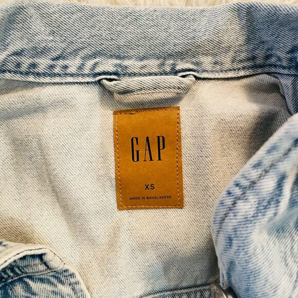 GAP UltraSoft Relaxed Cropped Icon Raw Hem Denim Jacket XS - Picture 15 of 16
